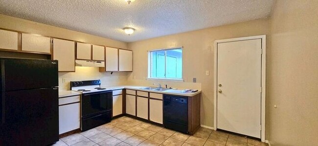 Building Photo - Tour Today! 2/1.5 Townhome in Longview