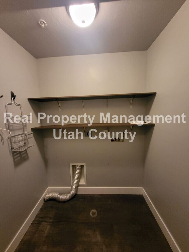 Building Photo - Pet Friendly Springville Condo