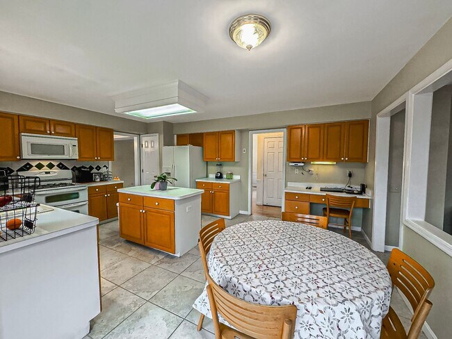 Building Photo - Fantastic 4 Bed 3.5 Bath Colonial Home Sitting On A Large Private Lot In Desired Old Bridges Estates