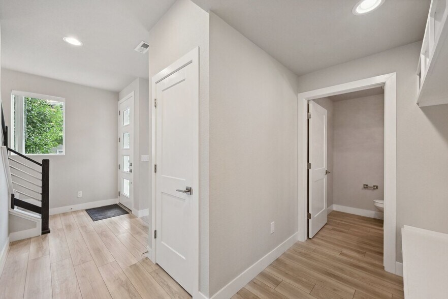 Building Photo - 6719 S Tempe Ct