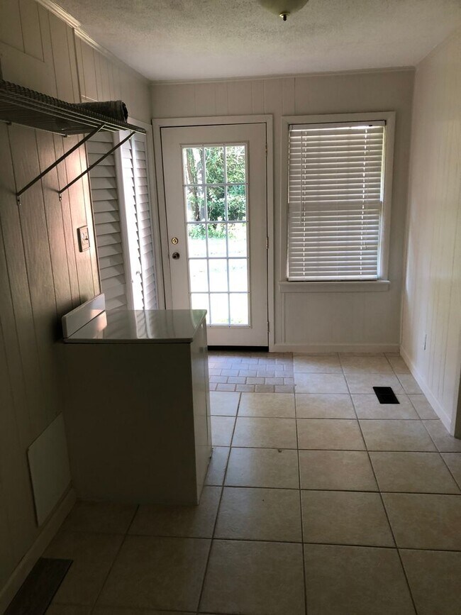 Building Photo - SPACIOUS THREE BEDROOM, TWO BATH HOME