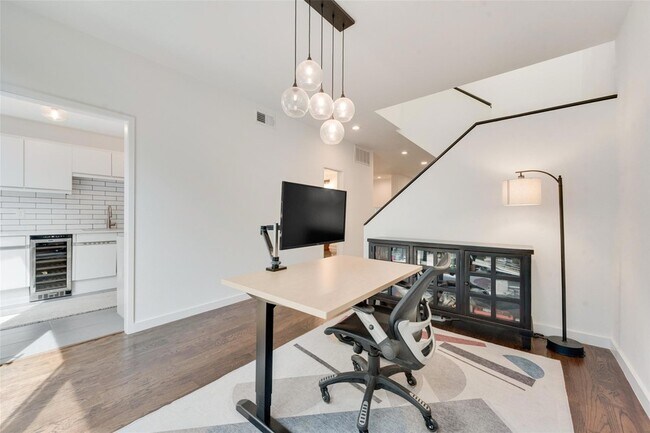 Building Photo - 5990 Lindenshire Ln