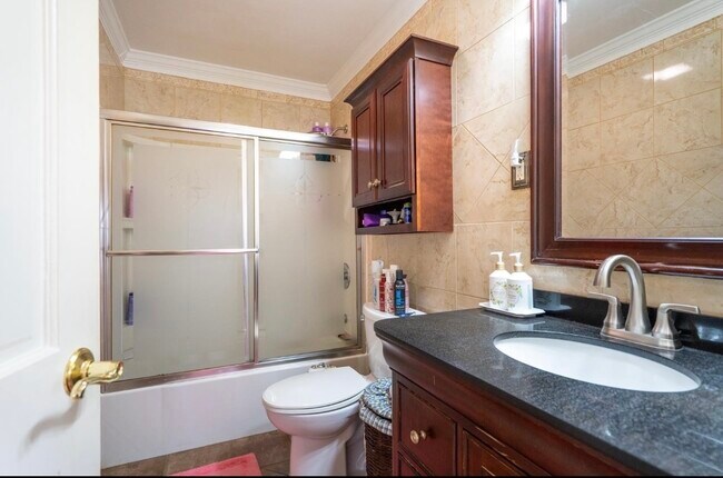 Building Photo - 24 Jane St