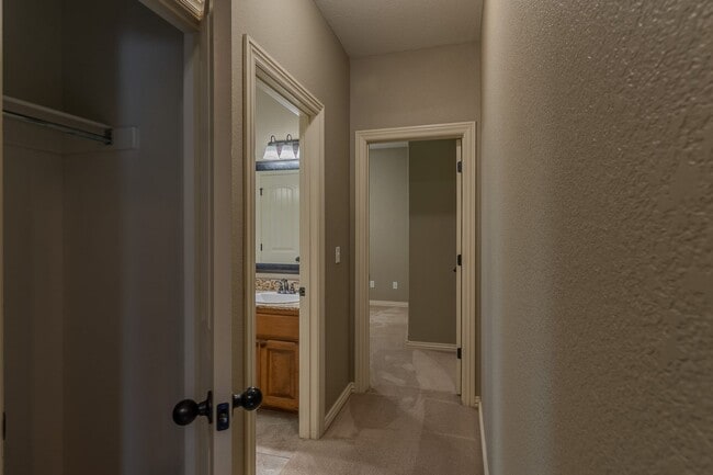 Building Photo - 4 BR Farmington Home!