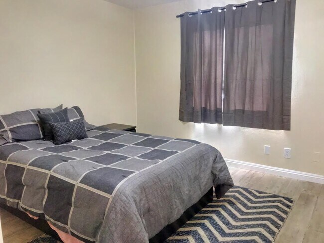 Building Photo - Beautifully updated house in Burbank Blvd ...