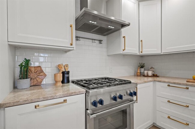 Building Photo - 506 W 33rd St