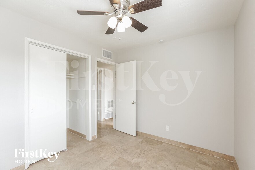 Building Photo - 2011 W Maryland Ave