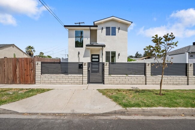 Building Photo - 12003 Cantara St