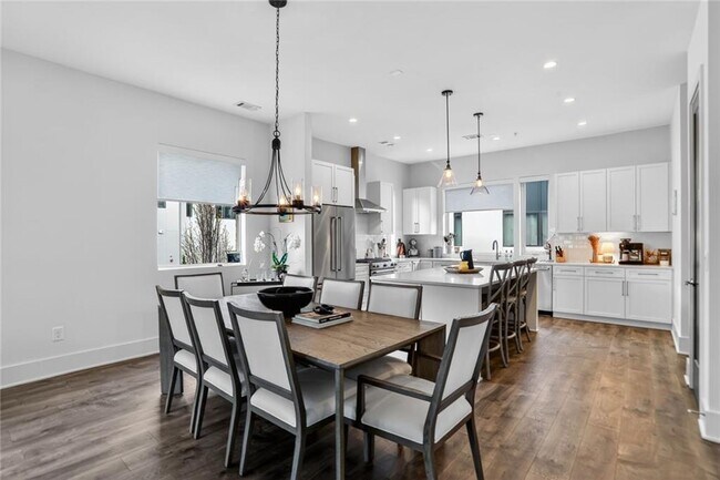 Building Photo - 1214 Chelsea Cir NW