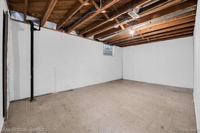 Building Photo - 24240 Beverly St