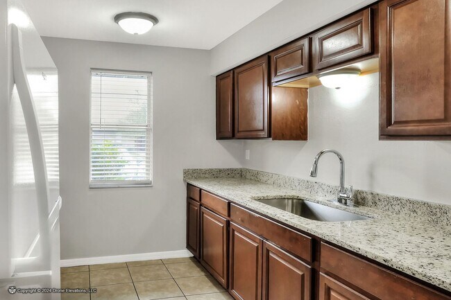 Building Photo - ***Cute 2 Bedroom Apartment in Eagle Lake