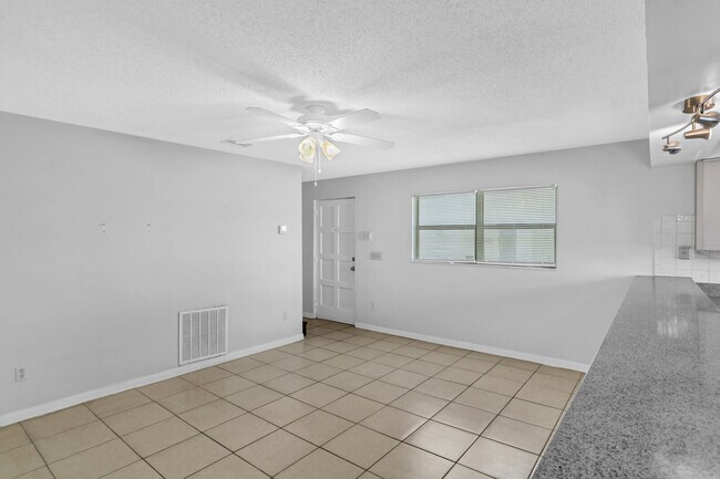 Building Photo - 208 Hopkins St