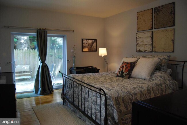 Building Photo - 1523 Green St