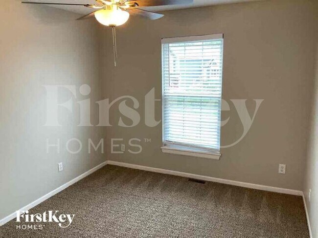Building Photo - 904 E Madelyn Dr