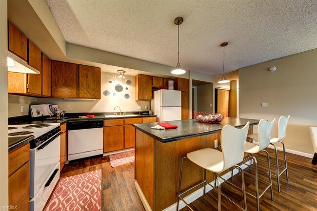 Building Photo - 1170 Galapago St