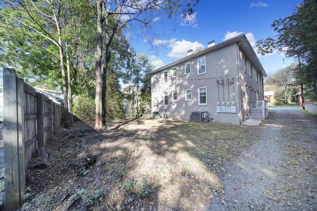 Building Photo - Newly Renovated 1 Bed 1 Bath Condo Near Up...