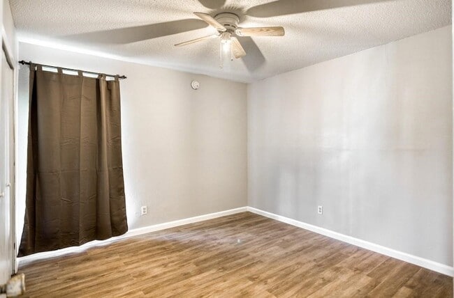 Building Photo - 1802 Hillcrest Dr