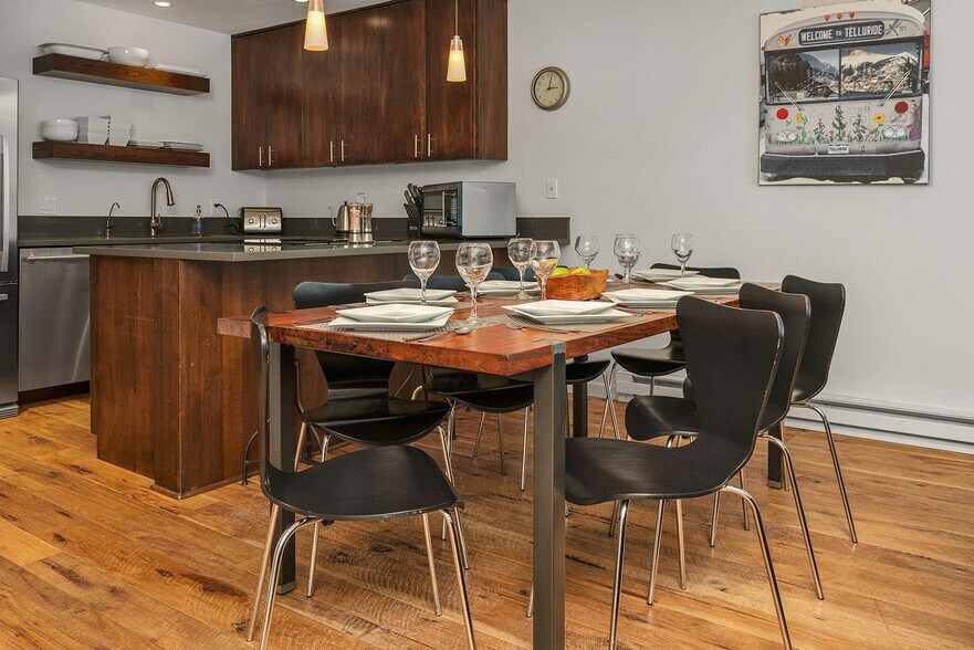 Building Photo - 450 S Pine St