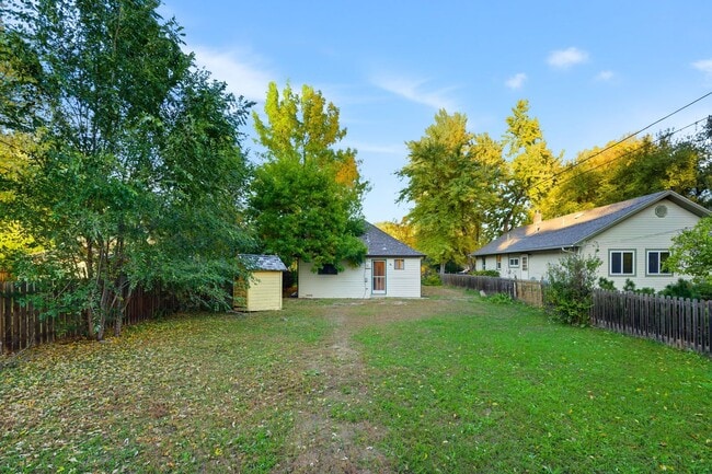 Building Photo - Charming house for rent, with laundry machines included and fenced yard.