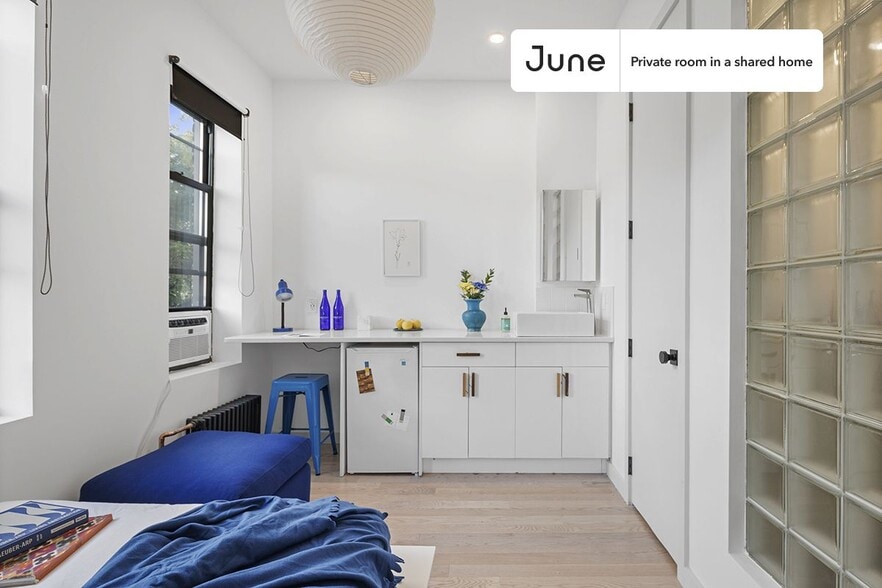 Building Photo - Room in Shared 3 bed/3 bath home in Ridgewood