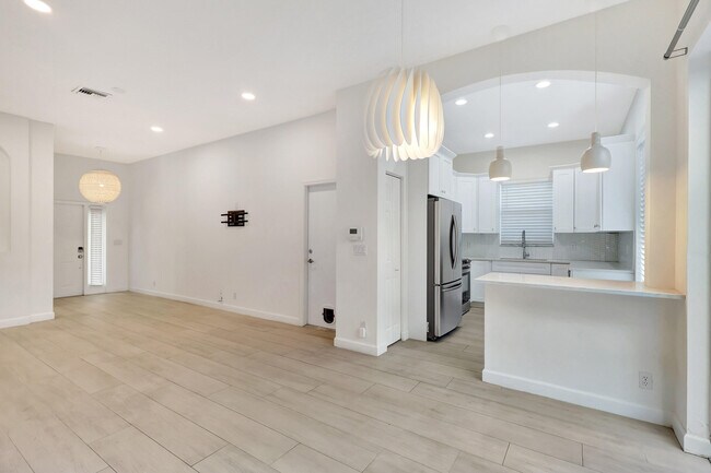 Building Photo - 1898 Capeside Cir