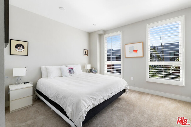 Building Photo - 6030 S Seabluff Dr