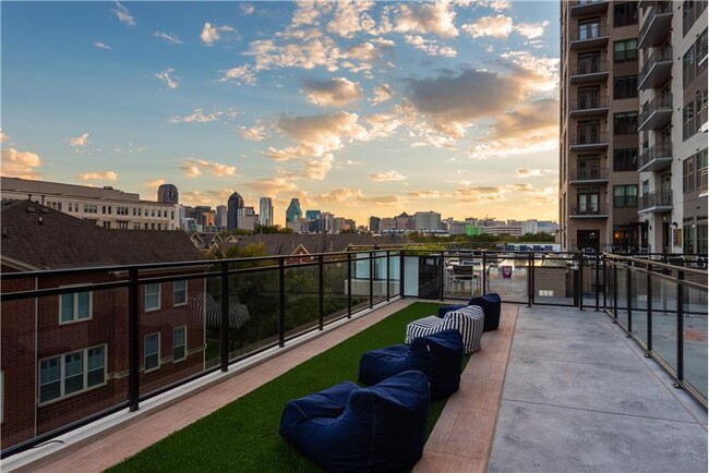 Building Photo - 3329 Oak Grove Ave