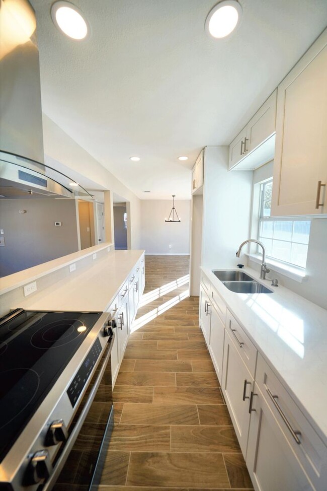 Building Photo - Beautifully Renovated 3-Bed, 2-Bath Home i...