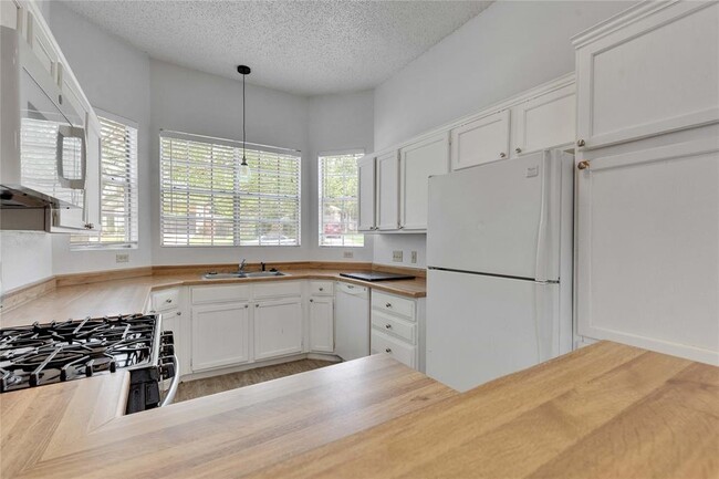 Building Photo - 2103 Castle View Dr