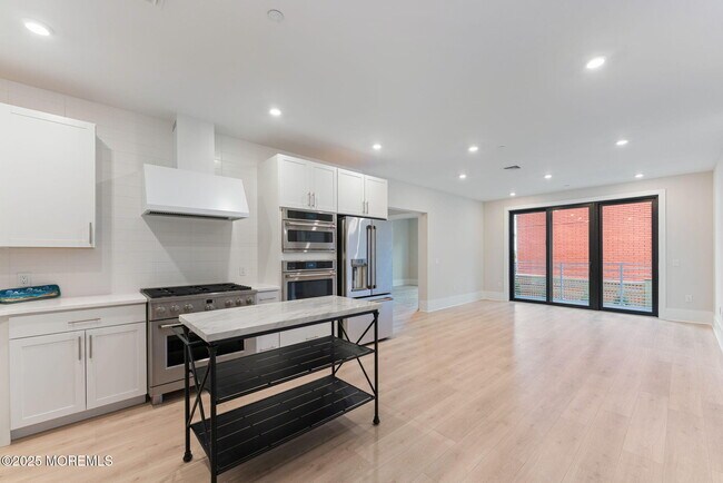 Building Photo - 215 2nd Ave