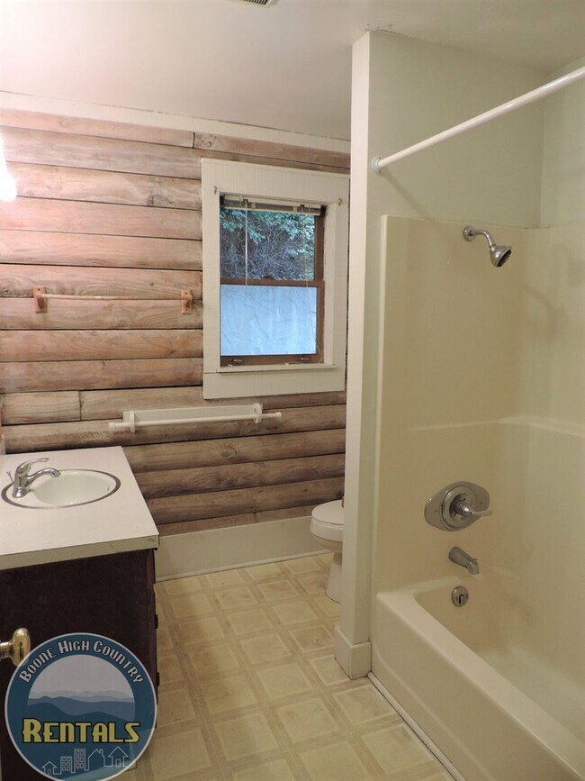 Building Photo - Log Home in Alpine Acres