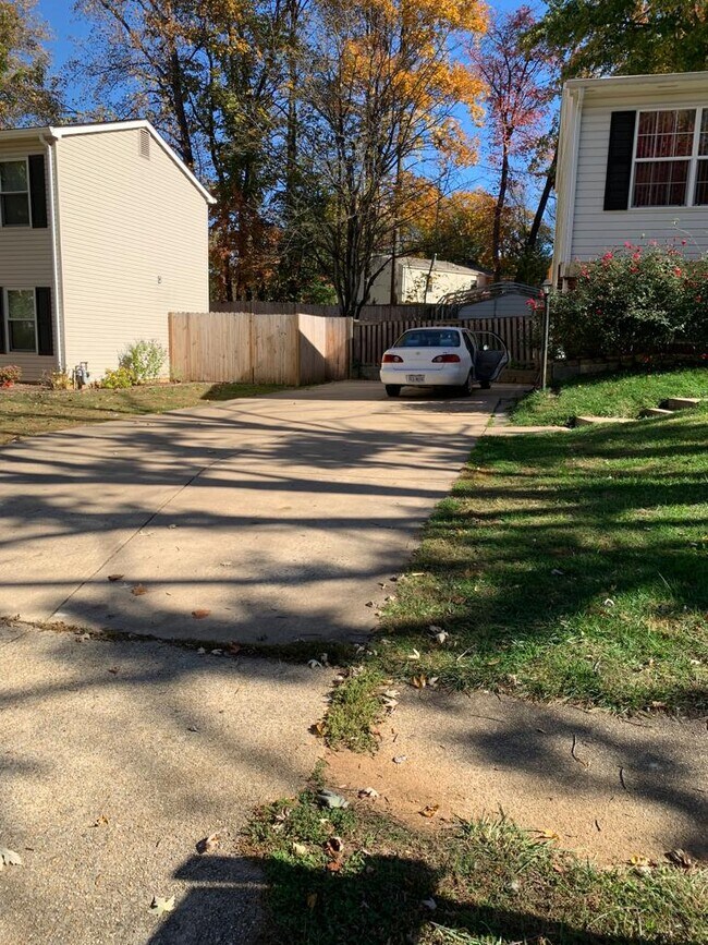 Building Photo - 5625 Saint Charles Dr