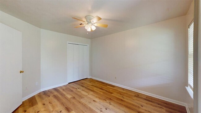Building Photo - 922 Navarro Dr