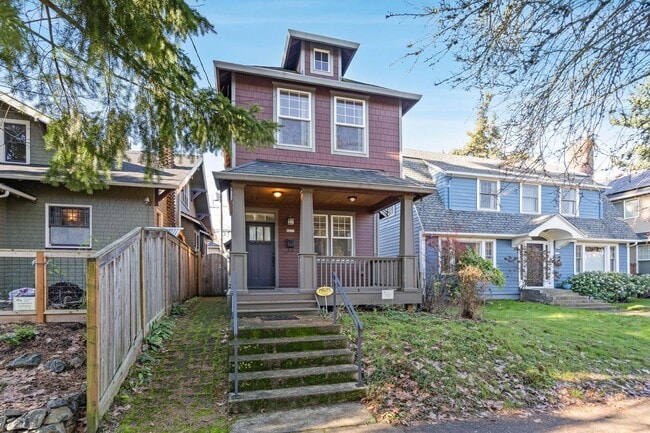 Building Photo - Beautiful 3-bdrm/2.5-bath contemporary craft home w/ lots of character. A/C, fireplace, fenced ba...