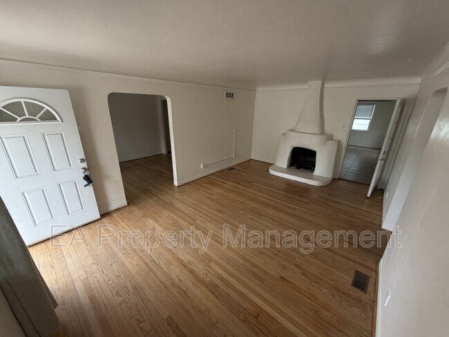 Building Photo - 3925 Mesa Verde Ave NE