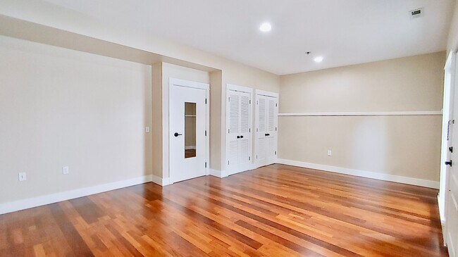 Building Photo - Luxury 3 Bedroom Townhome in Lake Oswego’s...