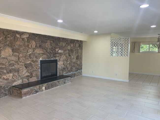 Building Photo - Gorgeous Two Story /Five Bedrooms in Burbank With Fantastic Views!!!