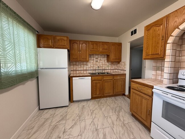 Building Photo - North Central 3 Bedroom Home