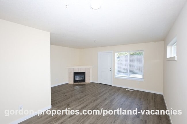 Building Photo - SE 121st Ave- 3 bedroom townhome with gas fireplace