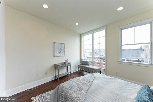 Building Photo - 1005 New Market St