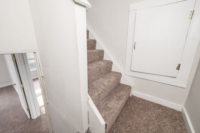 Building Photo - Madisonville- Charming 3+ bedroom 1.5 Bath, 1 car detached