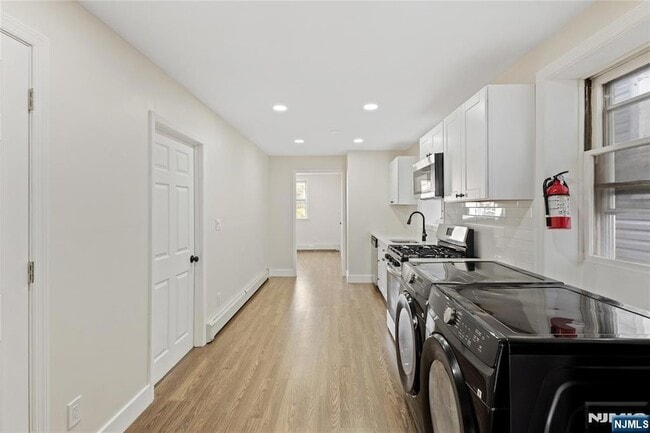 Building Photo - 86 Farnham Ave