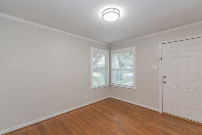 Building Photo - Recently updated 2-bedroom duplex in the desirable Ridglea area.