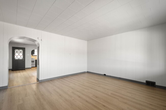 Building Photo - Bright 2 Bedroom home in McKees Rocks Avai...
