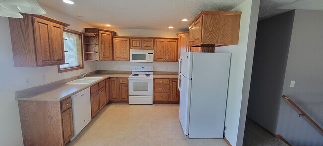 Building Photo - Spacious West Sioux Falls Twinhome with Great Location - Snow and Lawncare Included!!!