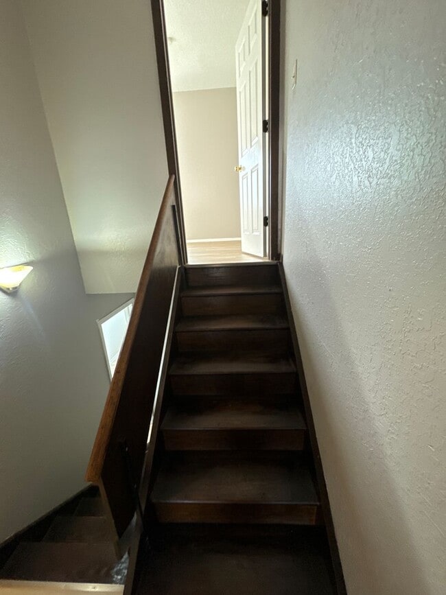 Building Photo - Available January 1st! Spacious 3 Bedroom 2 Bathroom in Saint Paul!