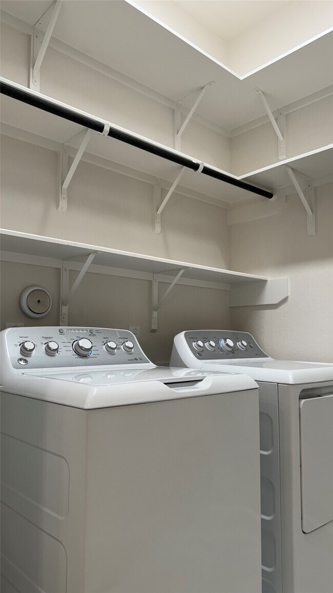 Building Photo - 215 Amaranth Wy