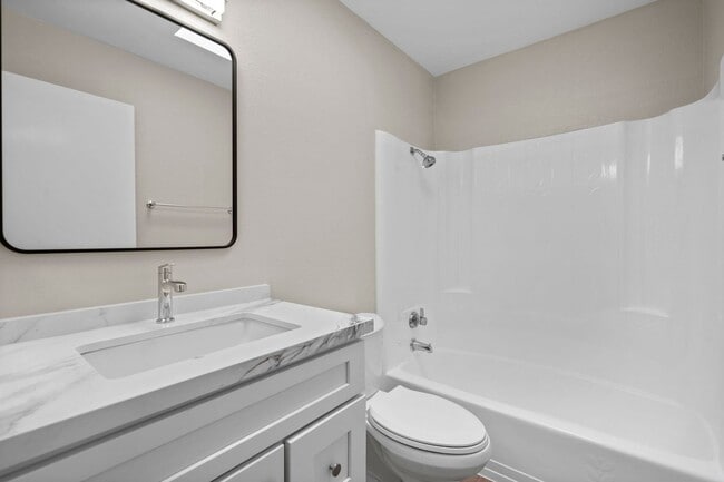 Building Photo - Large Modern Renovated 3 Bedroom 2.5 Bath ...