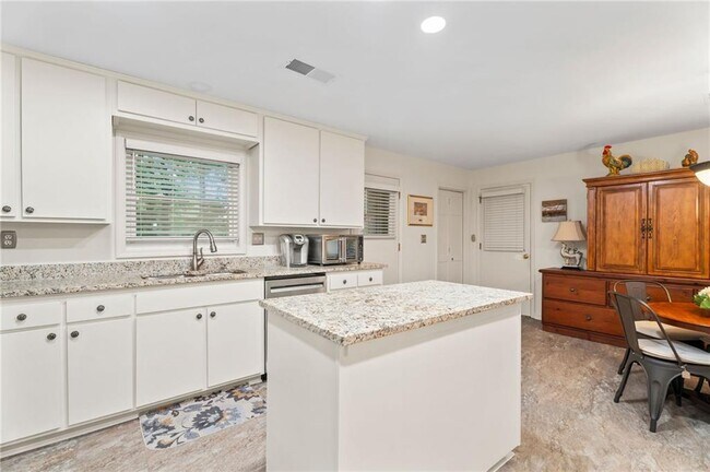 Building Photo - 4040 Summit Dr