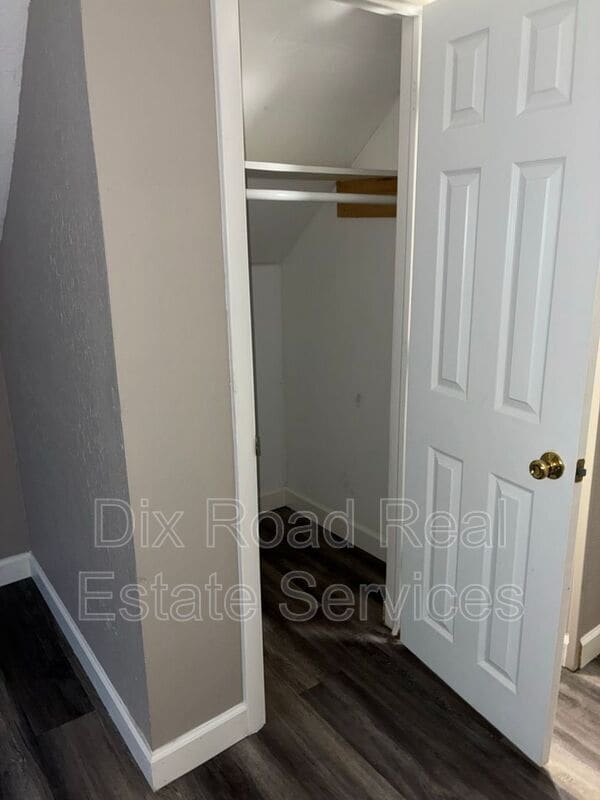 Building Photo - 3221 W Riverview Ave